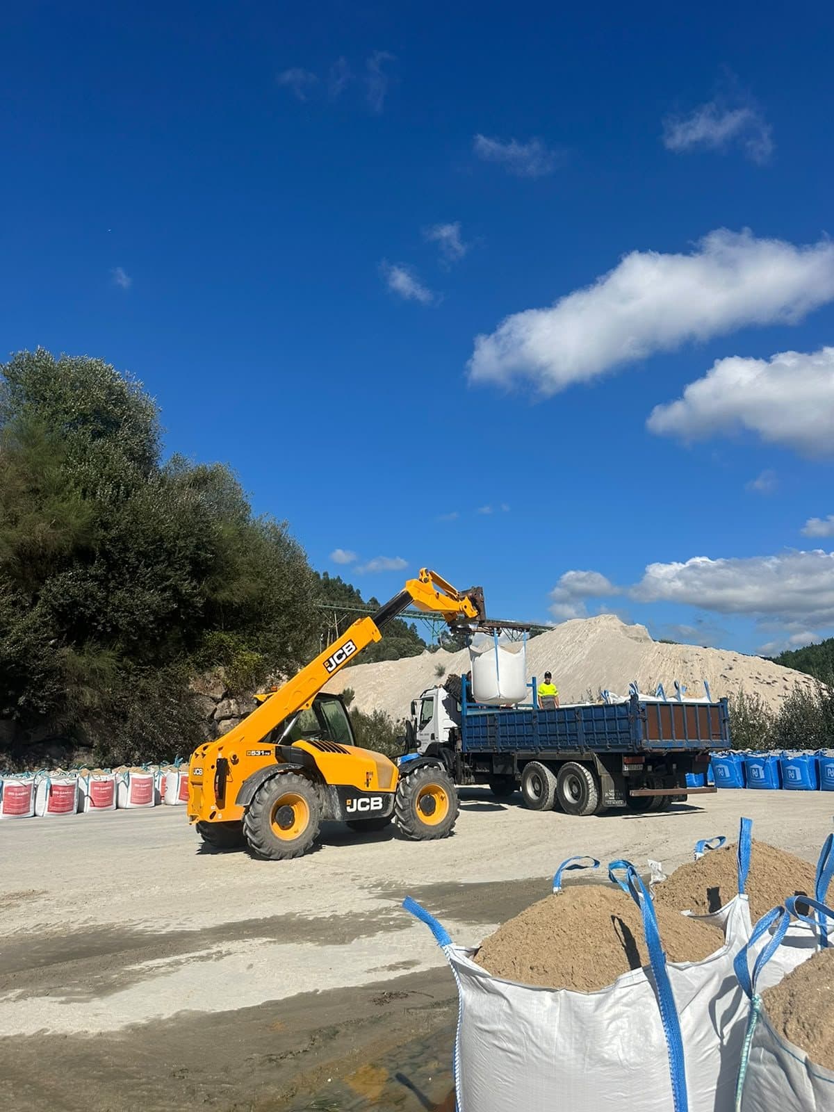 Camión grúa en Pontevedra para cargar, transportar y descargar