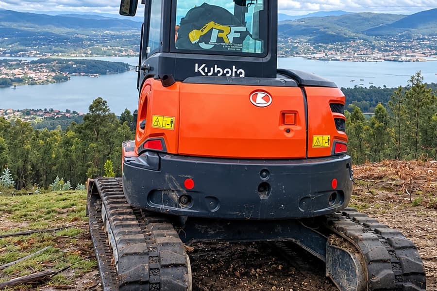 Excavadora Kubota de Excavaciones JRF trabajando en un terreno de Pontevedra