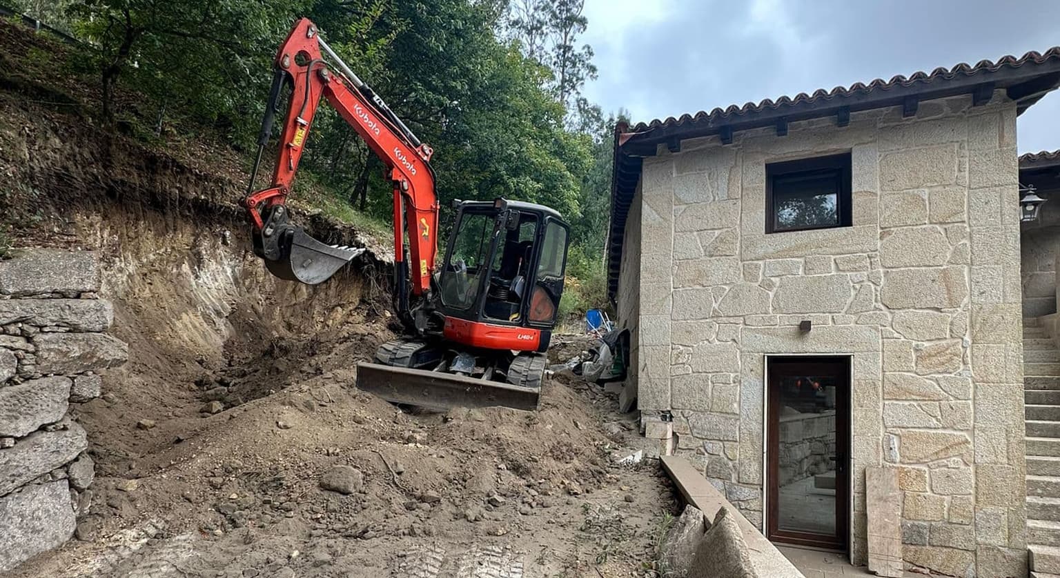 ¿Necesitas hacer una excavación en un terreno? Llámanos