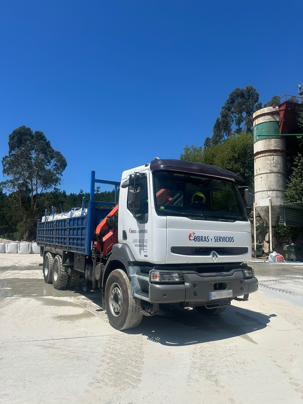 ¿El material ya está listo y falta llevarlo a la obra? ¡Apuesta por nuestro camión grúa!