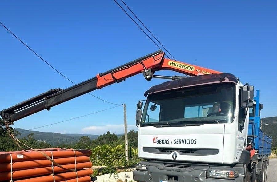 Foto 1 Llega donde la obra no alcanza: camión grúa en Pontevedra