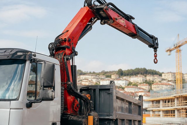 Llega donde la obra no alcanza: camión grúa en Pontevedra - Imagen 1
