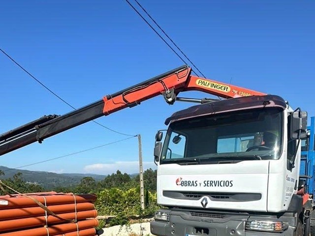 Llega donde la obra no alcanza: camión grúa en Pontevedra